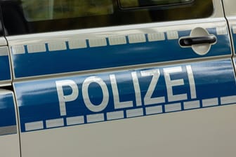 Einsatzwagen mit der Aufschrift "Polizei" (Symbolfoto): Die Beamten machten den Fahrgast mit einem speziellen "Wake-Up-Service" wach.