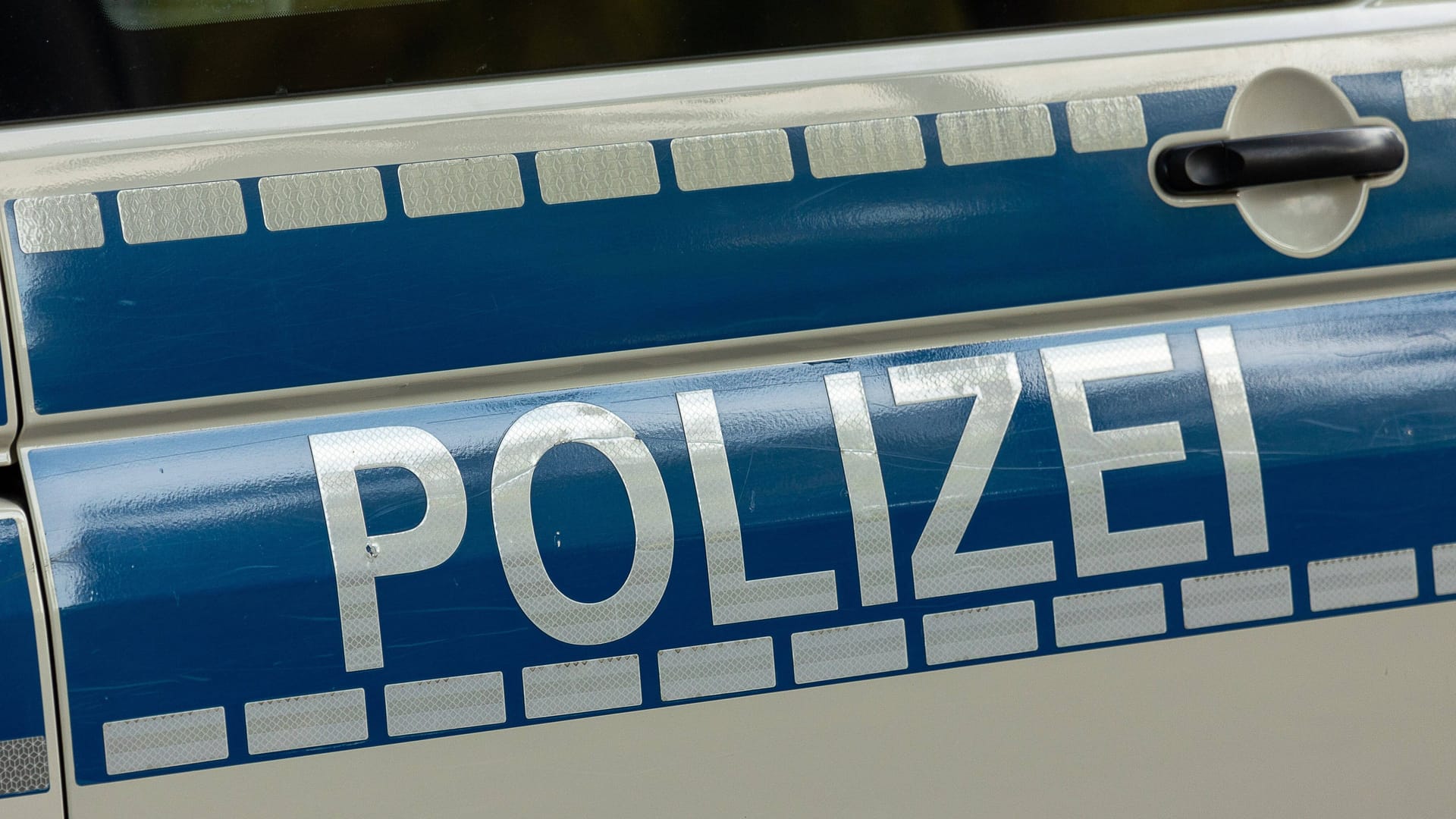 Einsatzwagen mit der Aufschrift "Polizei" (Symbolfoto): Die Beamten machten den Fahrgast mit einem speziellen "Wake-Up-Service" wach.