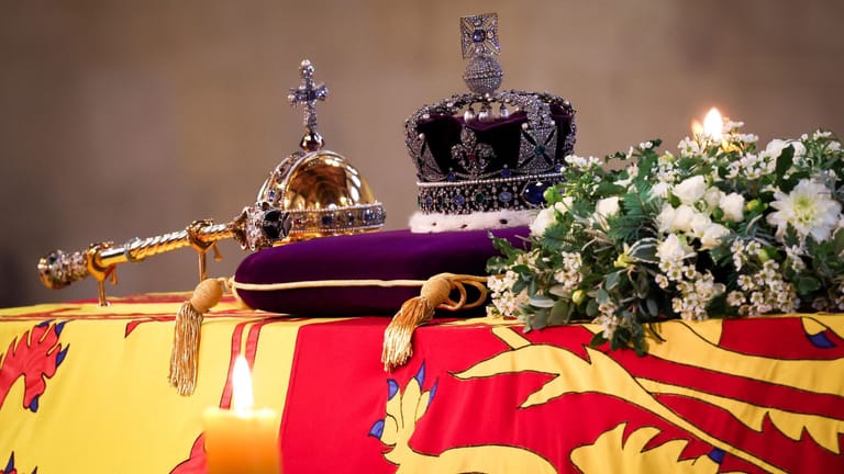 Sarg von Königin Elizabeth II.: Er wird vier Tage lang im Palace of Westminster aufgebahrt. Die britische Königin Elizabeth II. starb im Alter von 96 Jahren.
