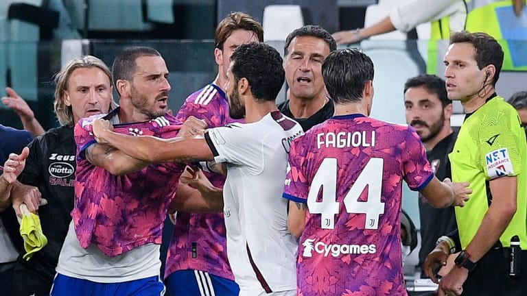 Juventus' Spieler legen sich mit denen von Salernitana an: Der Schiedsrichter zückte mehrfach die Rote Karte.