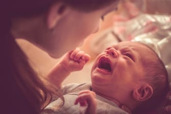 Kein Schlaf in Sicht: Wenn Babys weinen, ist es unmöglich sie direkt ins Bett zu legen.