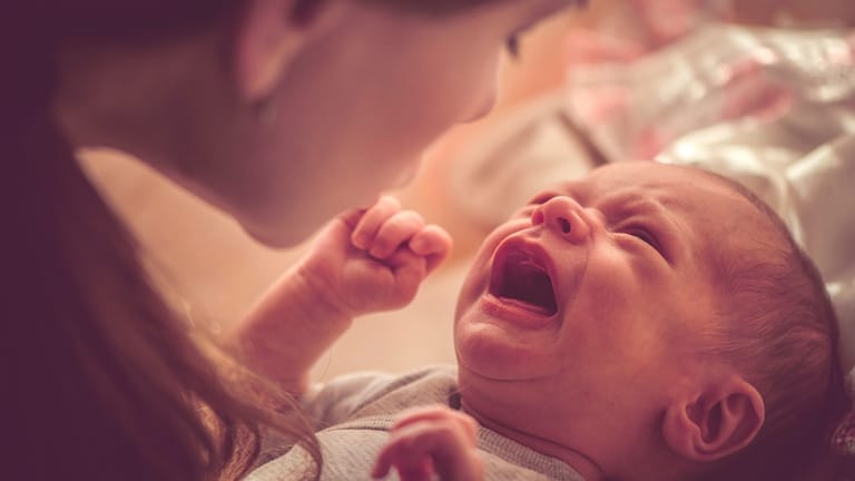 Kein Schlaf in Sicht: Wenn Babys weinen, ist es unmöglich sie direkt ins Bett zu legen.