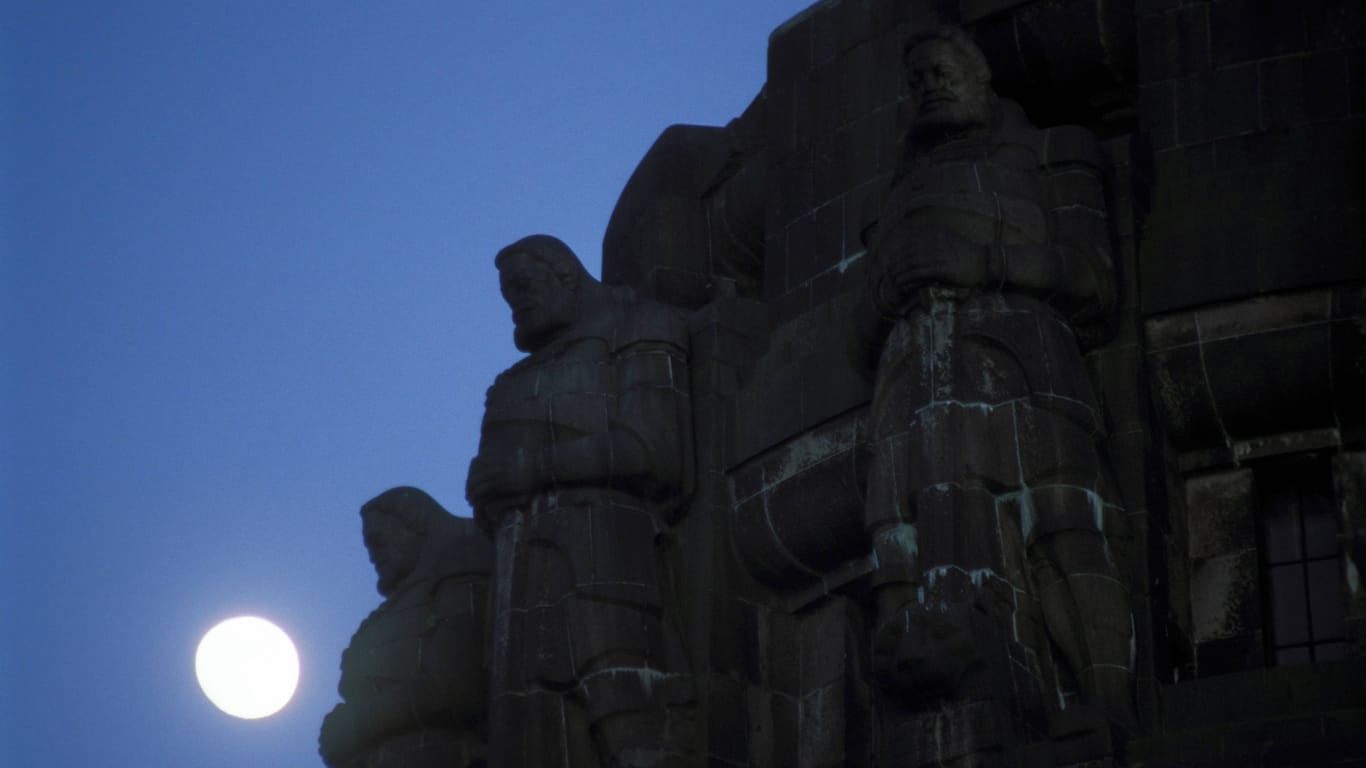 Das Völkerschlachtdenkmal (Archivbild): Hier bleibt es nachts ebenfalls dunkel.