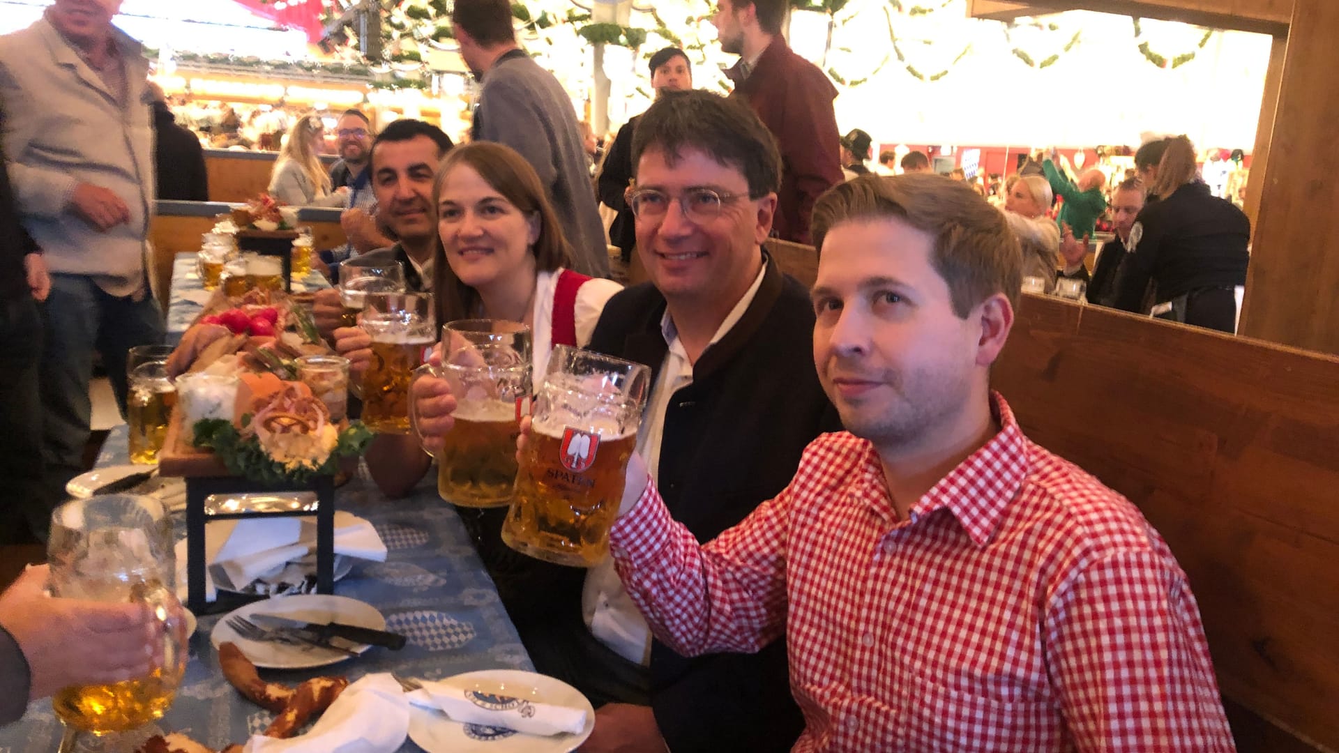 Kevin Kühnert mit der BayernSPD-Doppelspitze Ronja Endres und Florian von Brunn: Der SPD-Generalsekretär besucht mit Parteigenossen und Pressevertretern die Wiesn.