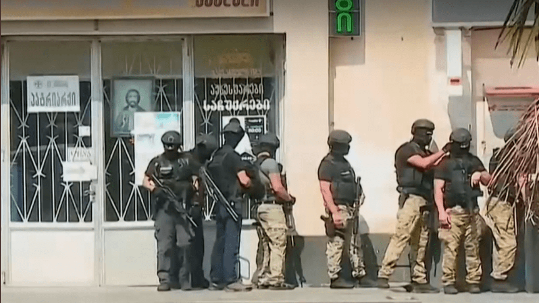 Georgische Polizei vor der Bank: In Kutaissi hat ein bewaffneter Mann zwölf Geiseln genommen. Georgische Polizei vor der Bank: In Kutaissi hat ein bewaffneter Mann zwölf Geiseln genommen.