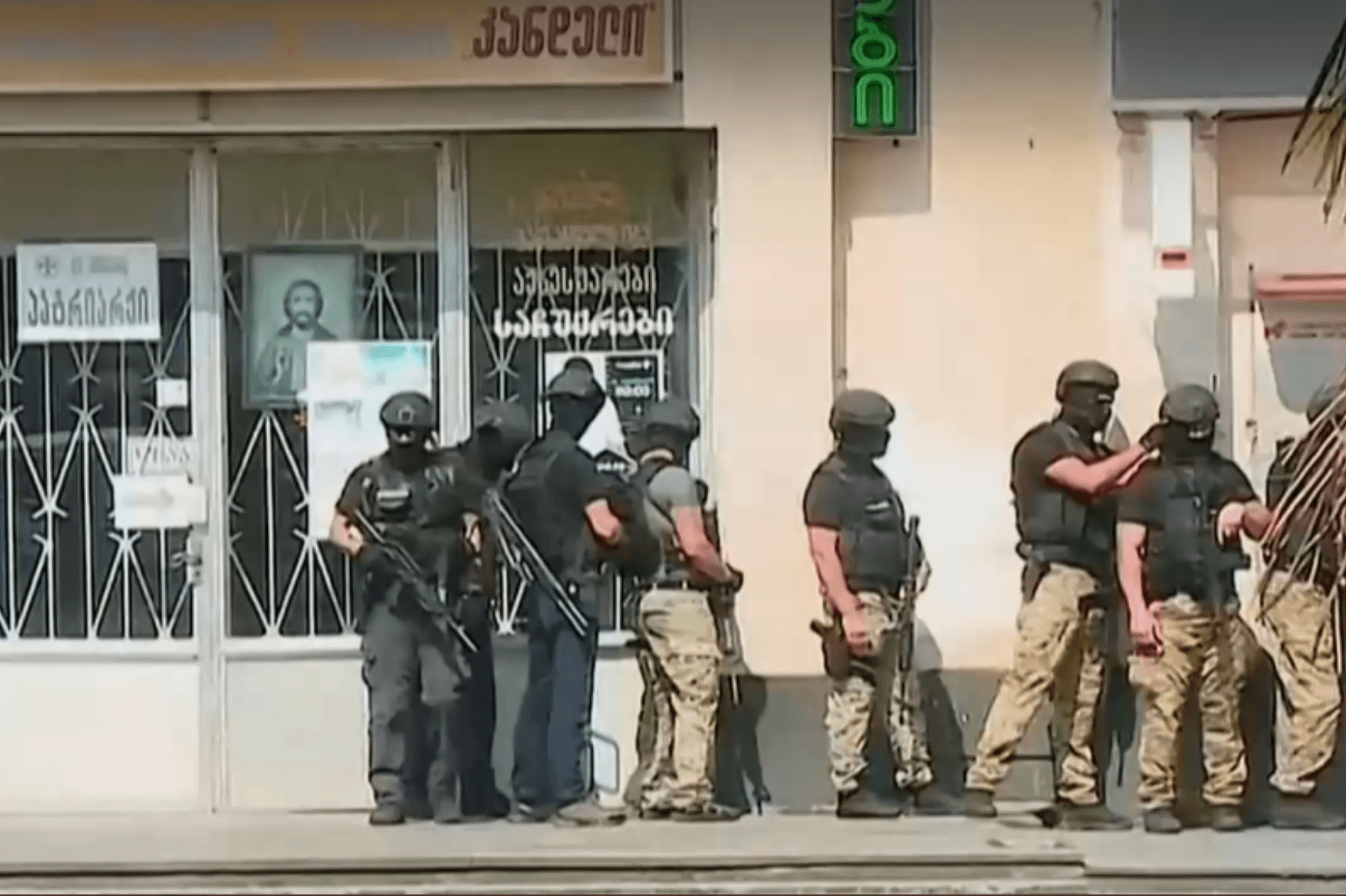 Georgische Polizei vor der Bank: In Kutaissi hat ein bewaffneter Mann zwölf Geiseln genommen.