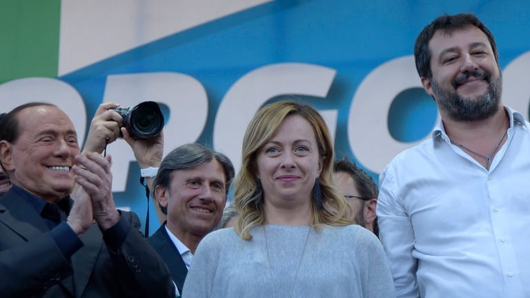 Silvio Berlusconi, Giorgia Meloni und Matteo Salvini: Die Parteien der drei Politiker könnten die nächste Regierung Italiens stellen.