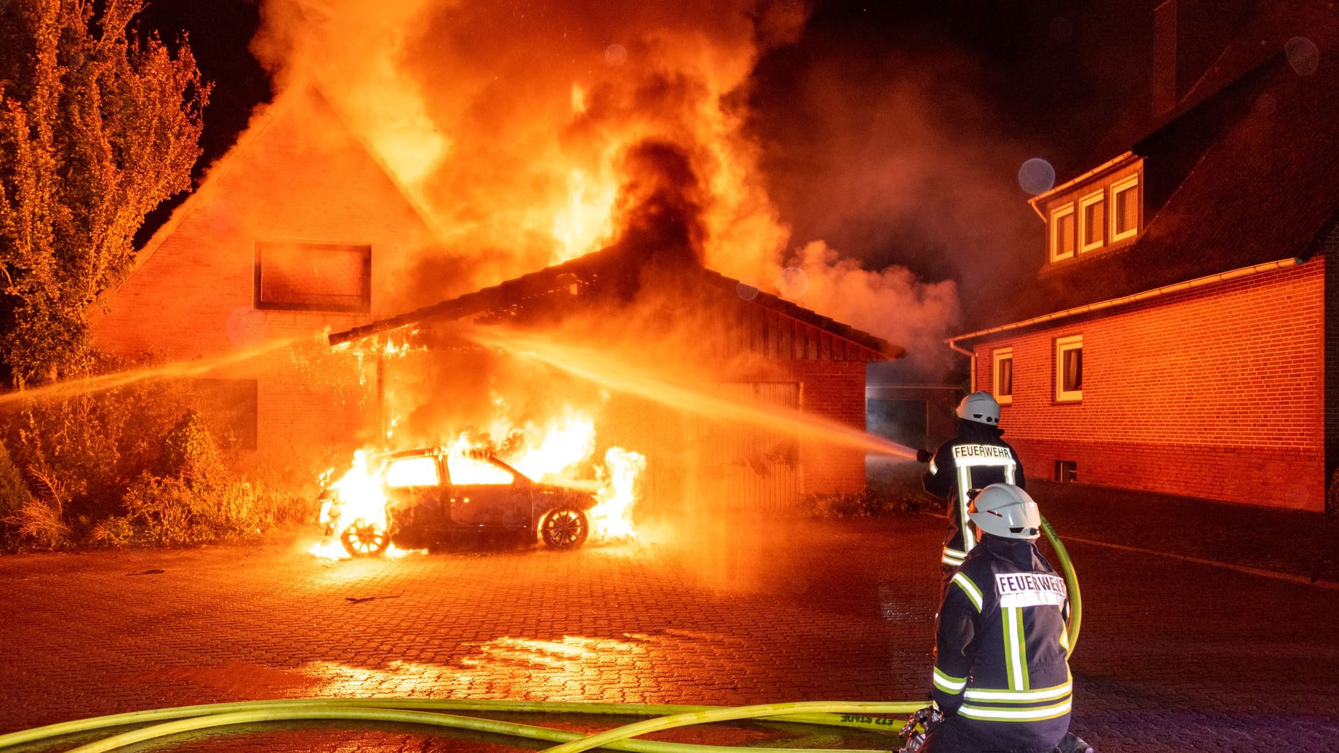 Feuer in Stade: Rund 100 Feuerwehrleute waren an den Löscharbeiten beteiligt.