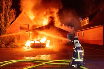 Feuer in Stade: Rund 100 Feuerwehrleute waren an den Löscharbeiten beteiligt.