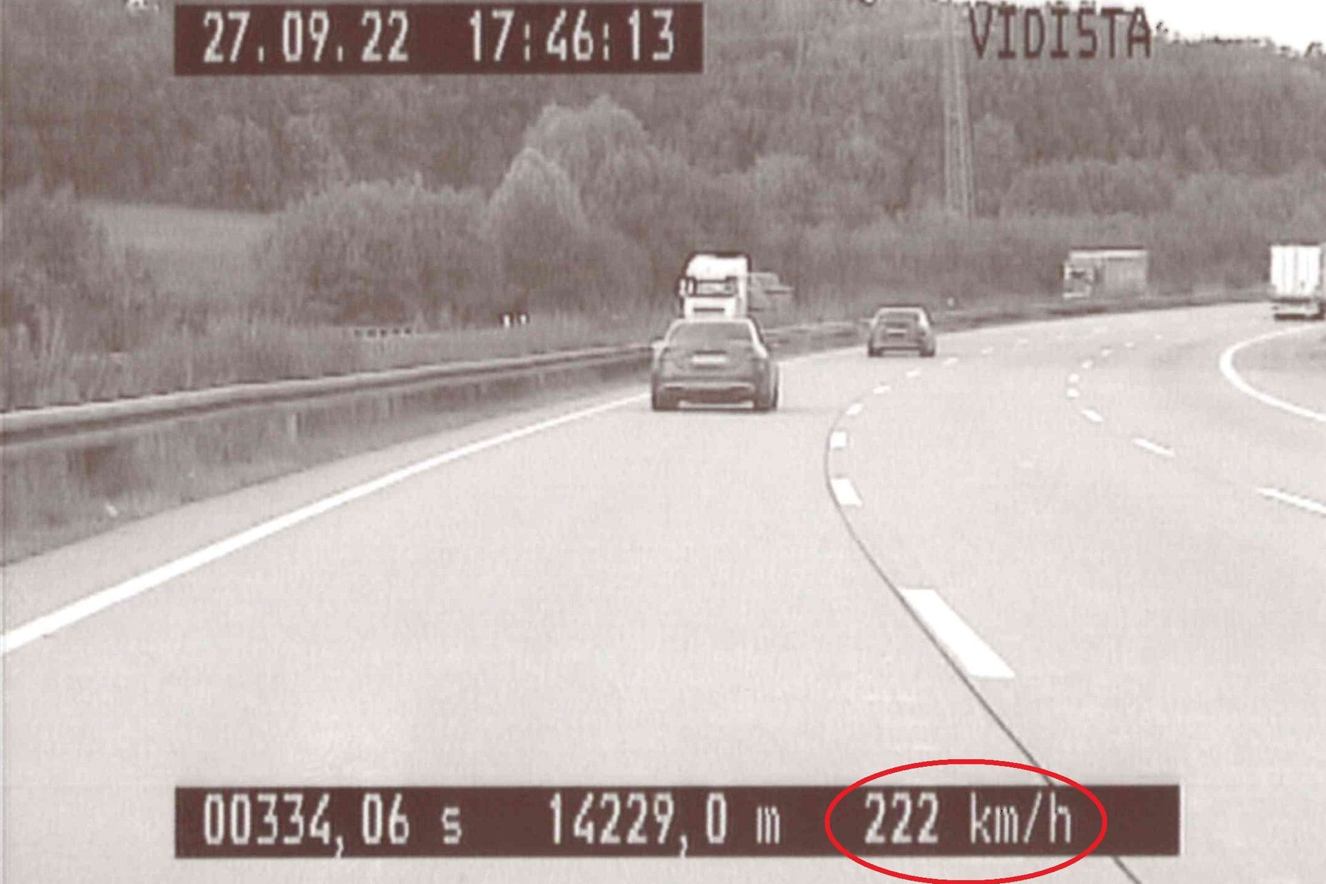 Ein Foto der Polizei: Es zeigt den Berliner Raser auf der Autobahn in Thüringen.