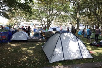 Protestcamp von Punkern und linken Aktivisten auf dem Rathausplatz in Westerland auf Sylt (Archivbild): Das Camp soll geräumt werden.