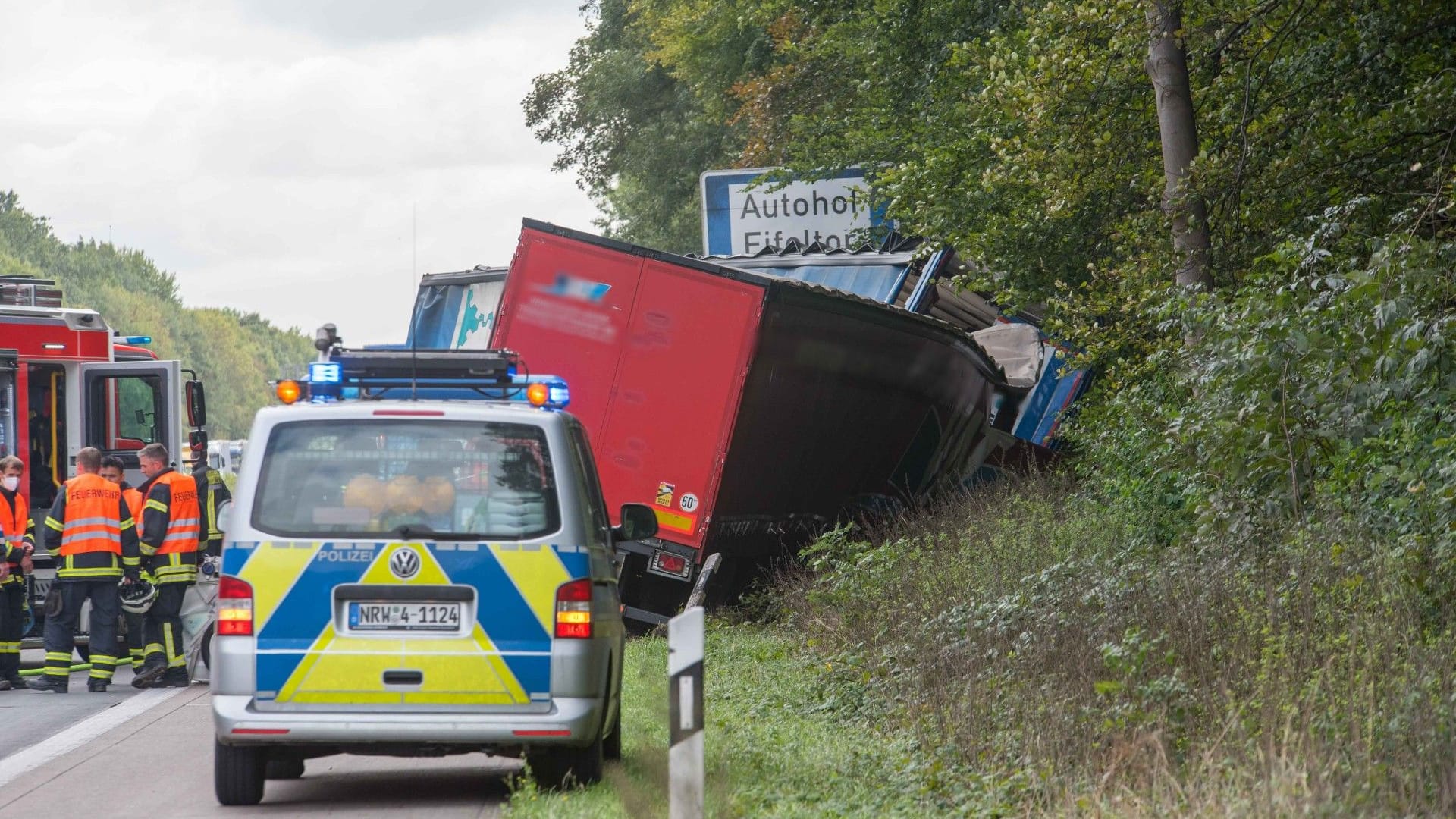 Ein Lkw krachte auf dem Seitenstreifen in einen weiteren.