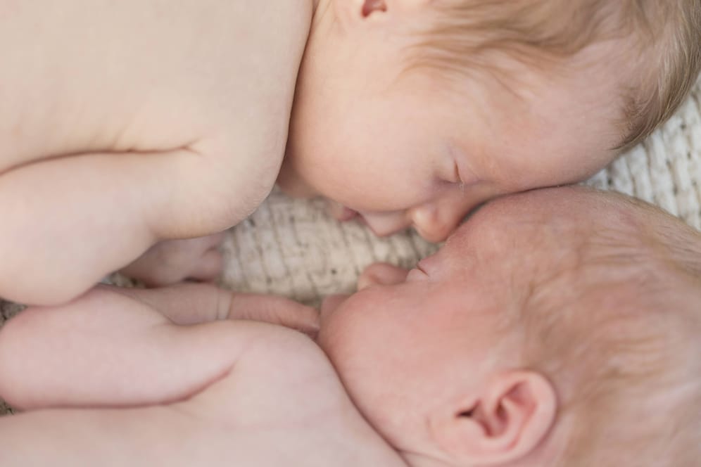 Neugeborene Zwillinge (Symbolbild): Die Geburt von Zwillingen zwei verschiedener Väter in Brasilien macht Schlagzeilen.