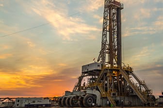 Ein Bohrturm für das Fracking von Erdgas: Bei dem Prozess werden Chemikalien und hoher Druck eingesetzt, um Gas aus tiefen Gesteinsschichten herauszupressen.