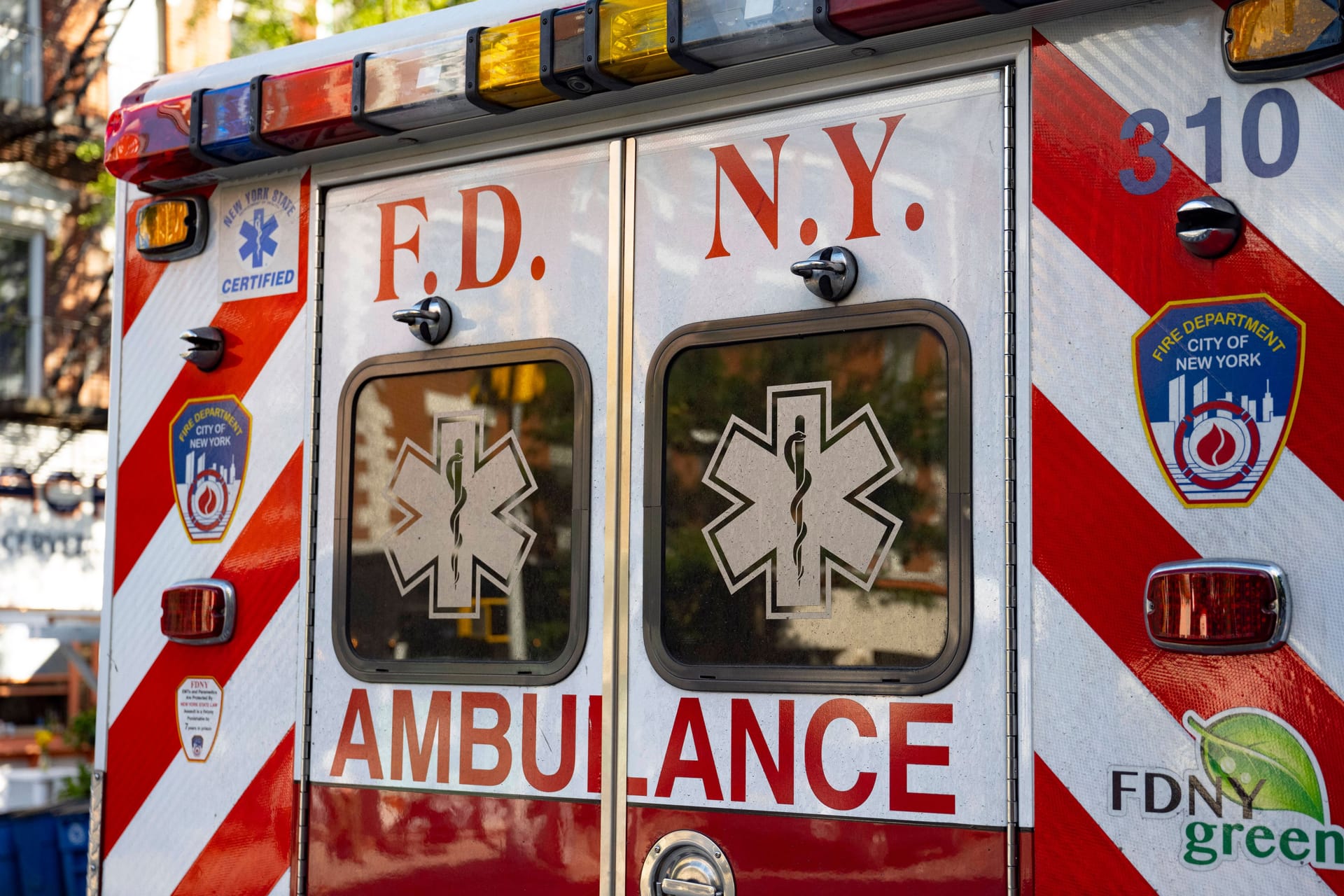 Krankenwagen (Symbolbild): In den USA hat sich ein Mann vor seiner fünfjährigen Tochter sein Bein abgesägt.