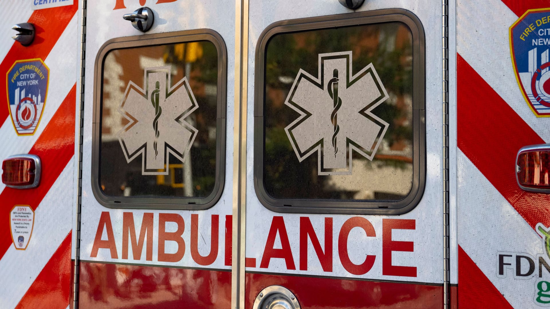 Krankenwagen (Symbolbild): In den USA hat sich ein Mann vor seiner fünfjährigen Tochter sein Bein abgesägt.