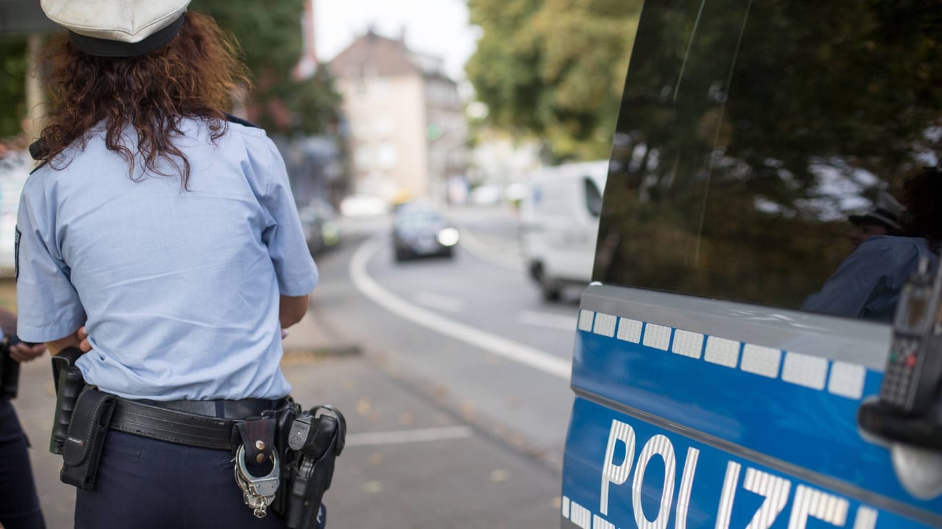 Polizistin neben ihrem Streifenwagen: Nach einer Polizeikontrolle versuchte er sich dem Drogentest mit einem Trick zu entziehen.