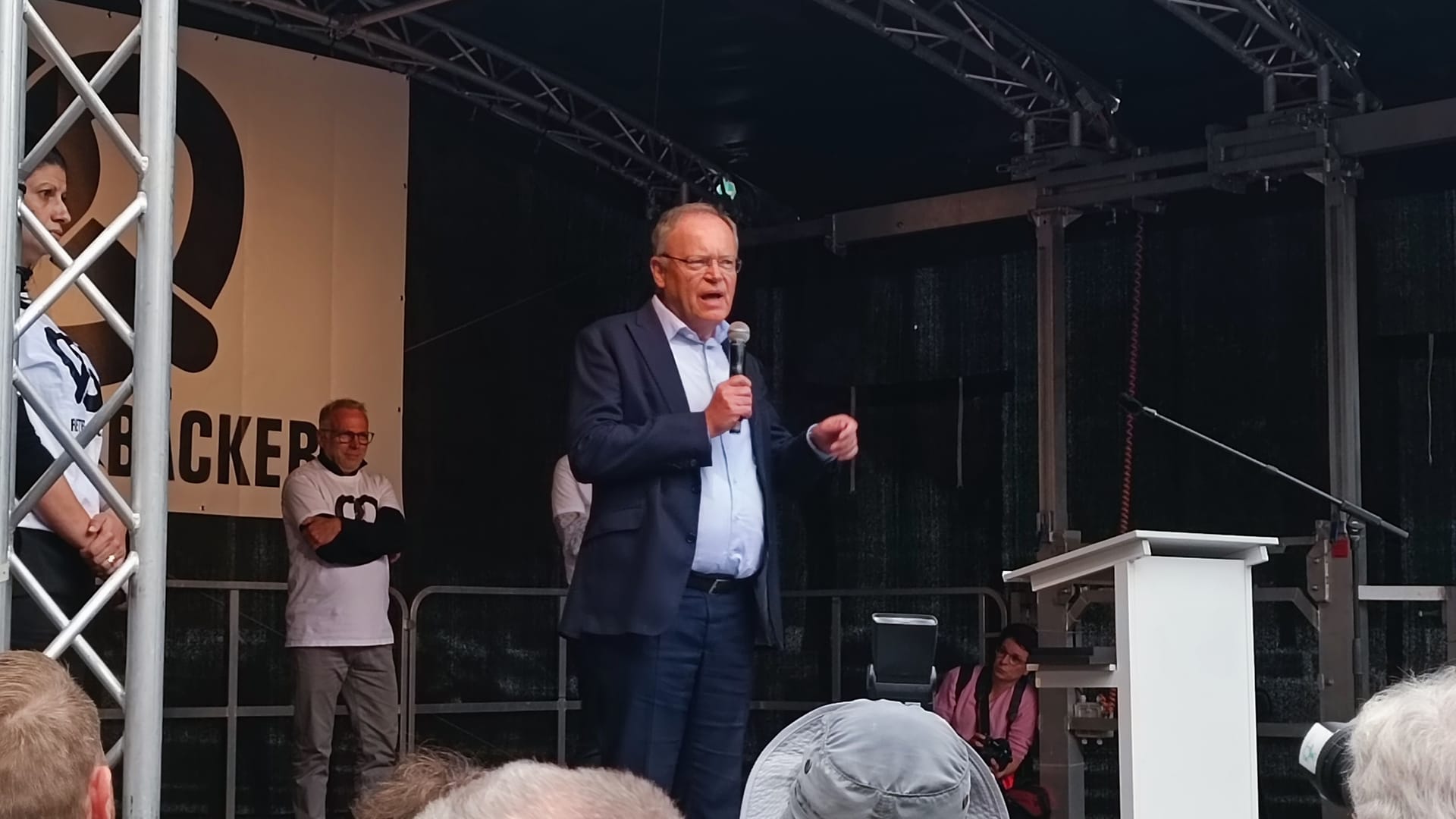 Ministerpräsident Stephan Weil spricht zu den Demonstranten.