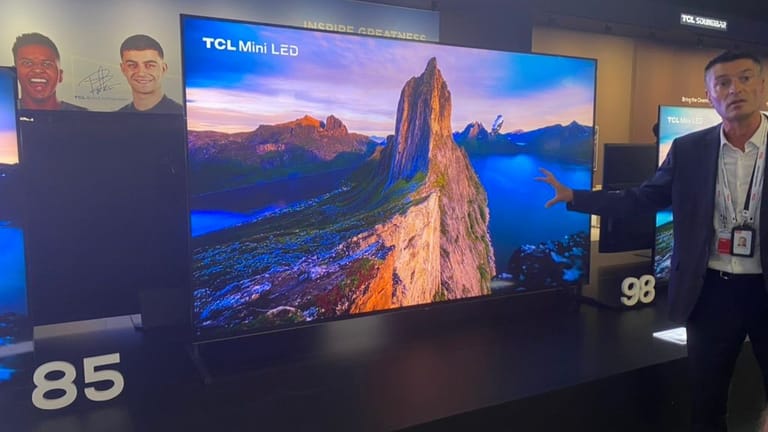 TCL C735: Das Modell mit 98 Zoll Bilddiagonale ist einer der größten Fernseher des chinesischen Herstellers.