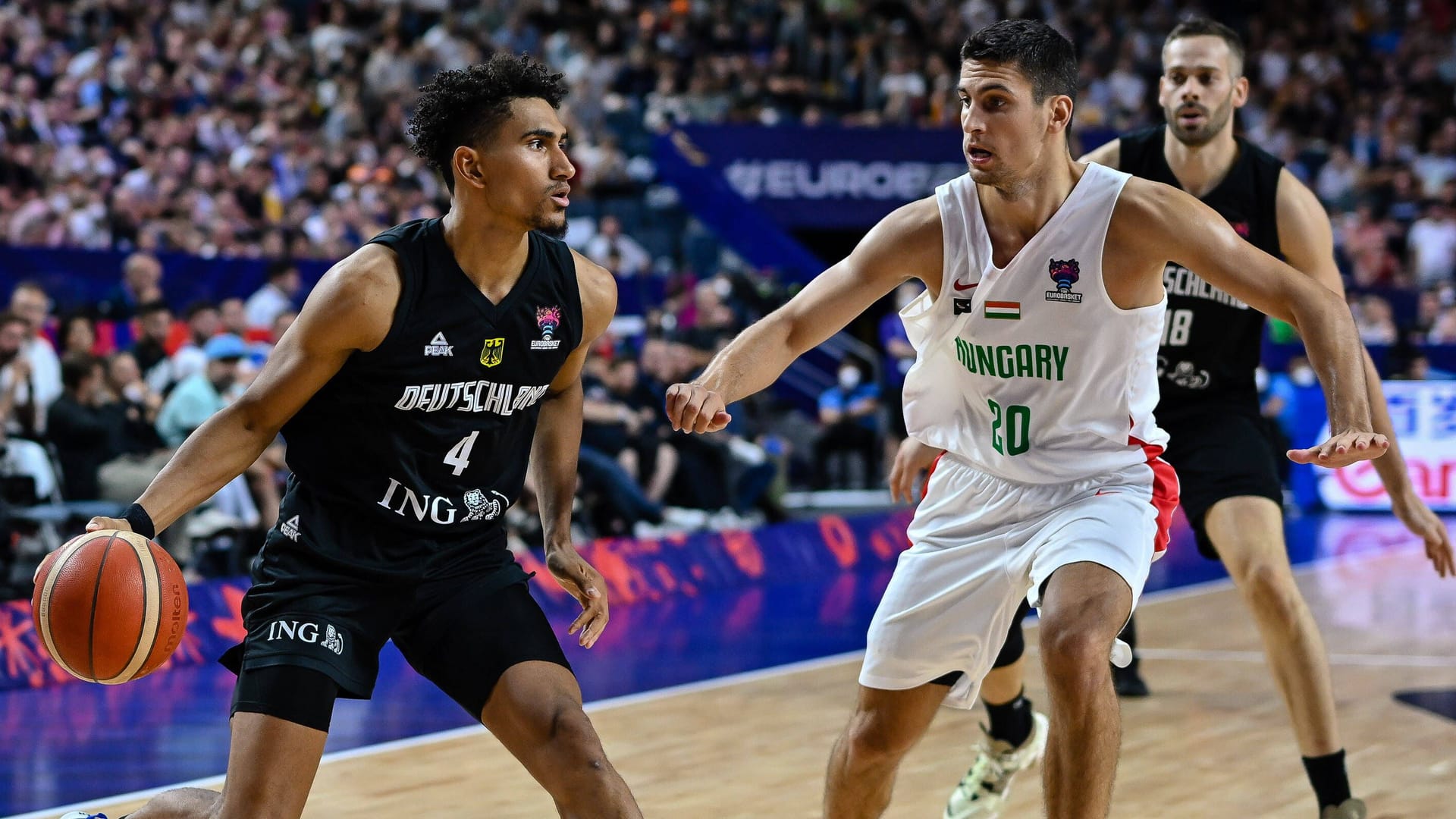 Maodo Lo: Darf statt Dennis Schröder auf der Point-Guard-Position starten und dankt es Bundestrainer Gordon Herbert mit einer All-Star-Leistung. Trifft gleich mal zu Deutschlands ersten drei Punkten, sammelt bis zur Halbzeit 16 Zähler, ehe ihn Herbert ebenfalls schont. Am Ende mit 21 Zählern und einer Trefferquote von astronomischen 75 %. Note 1