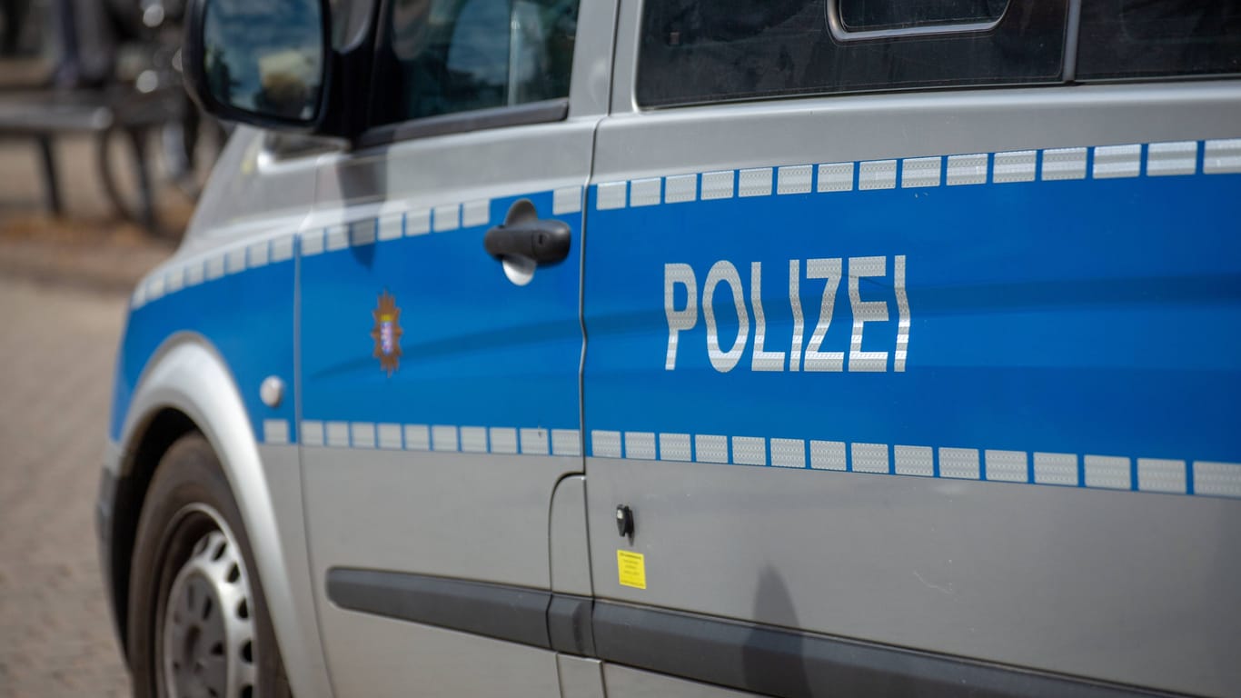 Nahaufnahme von einem Polizeiauto (Symbolbild): Die Kriminalpolizei Hannover sucht nach einer Frau aus Burgwedel.