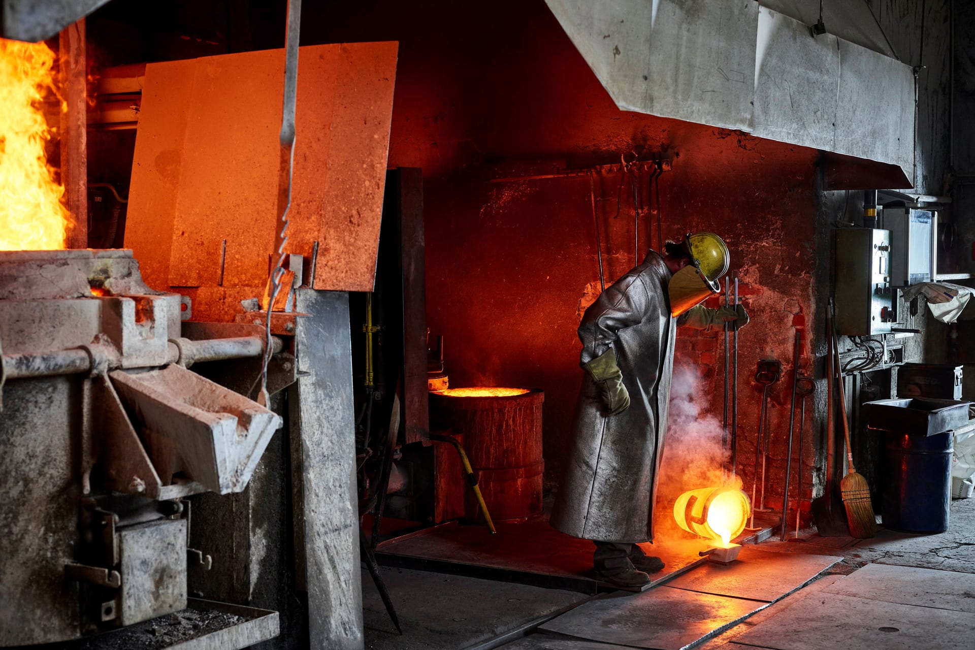 Ein Arbeiter in einer Stahlfabrik (Symbolbild): Da die Stahlherstellung besonders energieiintensiv ist, ist der Preis für den Rohstoff stark gestiegen. Ein Arbeiter in einer Stahlfabrik (Symbolbild): Da die Stahlherstellung besonders energieiintensiv ist, ist der Preis für den Rohstoff stark gestiegen.