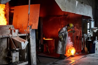 Ein Arbeiter in einer Stahlfabrik (Symbolbild): Da die Stahlherstellung besonders energieiintensiv ist, ist der Preis für den Rohstoff stark gestiegen.