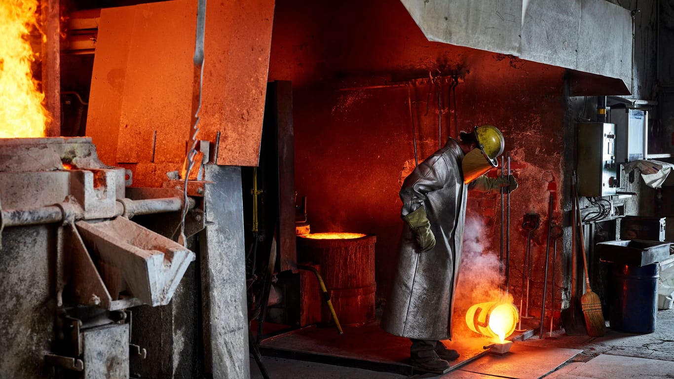 Ein Arbeiter in einer Stahlfabrik (Symbolbild): Da die Stahlherstellung besonders energieiintensiv ist, ist der Preis für den Rohstoff stark gestiegen.