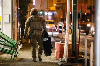 Ein Polizist bei einer Razzia in Essen (Symbolbild): Die "besondere Aufbauorganisation" wurde November letzten Jahres ins Leben gerufen.
