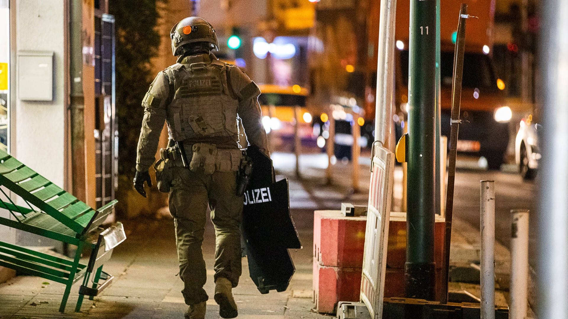 Ein Polizist bei einer Razzia in Essen (Symbolbild): Die "besondere Aufbauorganisation" wurde November letzten Jahres ins Leben gerufen. Ein Polizist bei einer Razzia in Essen (Symbolbild): Die "besondere Aufbauorganisation" wurde November letzten Jahres ins Leben gerufen.