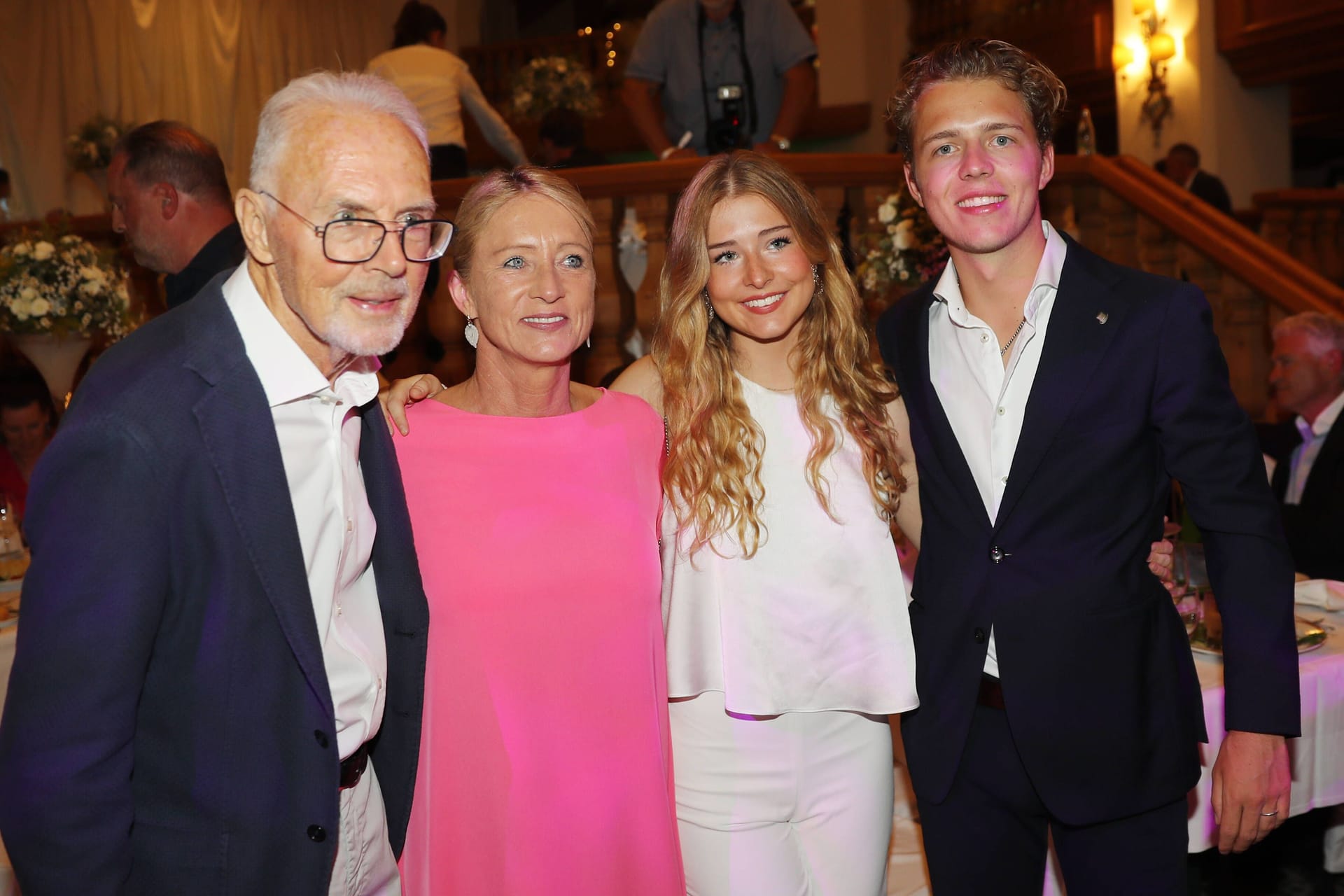 Heidi und Franz Beckenbauer mit ihren Kindern Francesca und Joel: Die Familie erschien Anfang Juni beim Gala-Abend des 33. Kaiser Cups in Bad Griesbach.