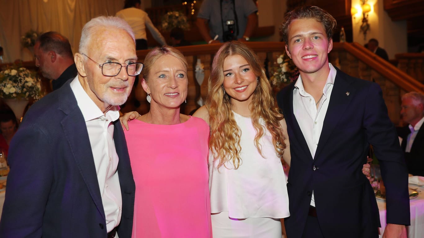 Heidi und Franz Beckenbauer mit ihren Kindern Francesca und Joel: Die Familie erschien Anfang Juni beim Gala-Abend des 33. Kaiser Cups in Bad Griesbach.