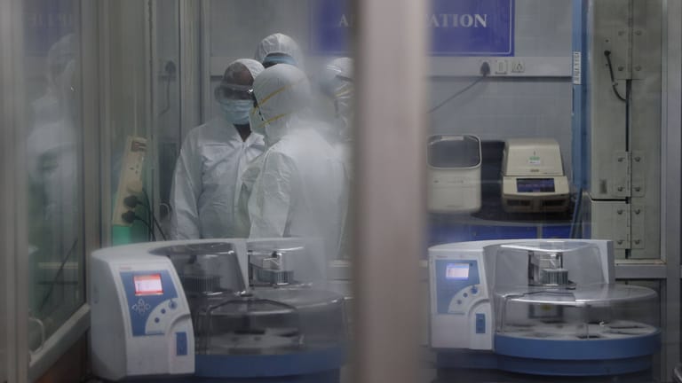 Ein Labor für Virustests (Symbolbild): In Argentinien wird fieberhaft nach dem Erreger einer Lungenentzündung gesucht.