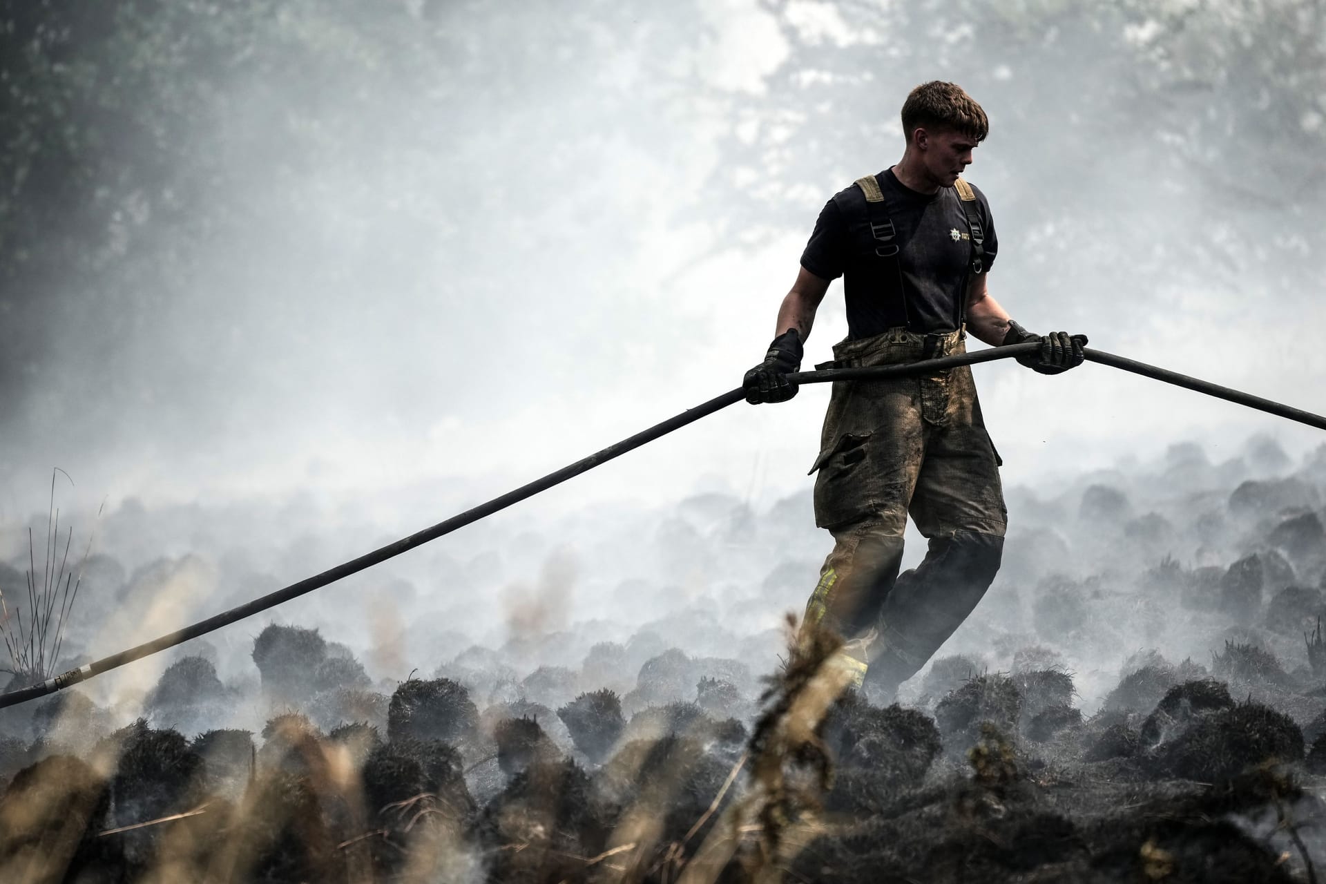 Ein Feuerwehrmann bekämpft einen Waldbrand im englischen Sheffield: Laut neuester Datenanalysen war es in Europa der heißeste August seit Aufzeichnungsbeginn.