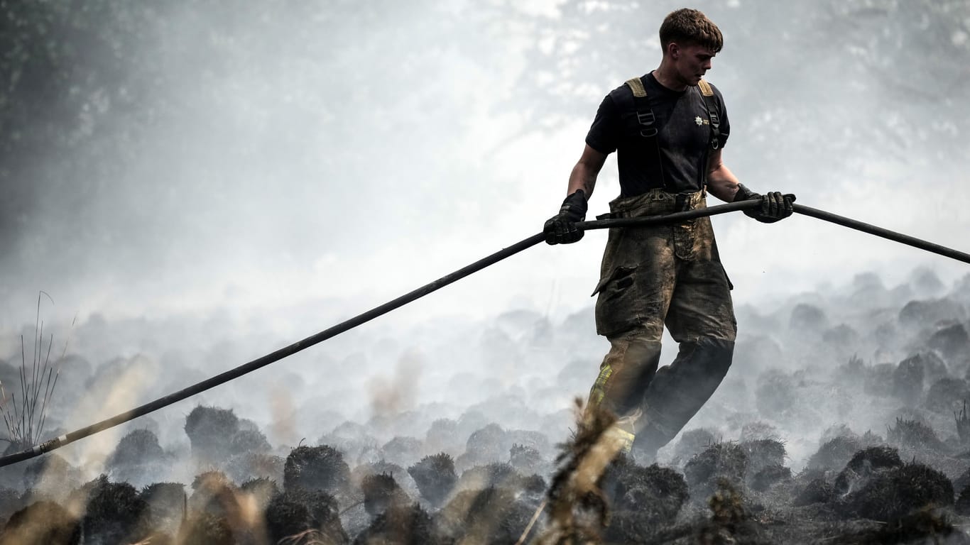 Ein Feuerwehrmann bekämpft einen Waldbrand im englischen Sheffield: Laut neuester Datenanalysen war es in Europa der heißeste August seit Aufzeichnungsbeginn.