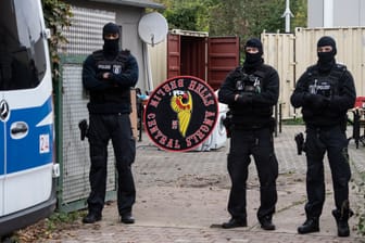 Polizeibeamte stehen vor dem Gelände der Rockergruppe "Hells Angels MC Berlin Central" in Berlin. Aufgrund krimineller Aktivitäten wurde die Gruppe von Berlins Innensenatorin verboten und aufgelöst.