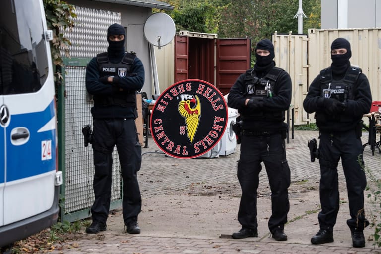 Polizeibeamte stehen vor dem Gelände der Rockergruppe "Hells Angels MC Berlin Central" in Berlin. Aufgrund krimineller Aktivitäten wurde die Gruppe von Berlins Innensenatorin verboten und aufgelöst.