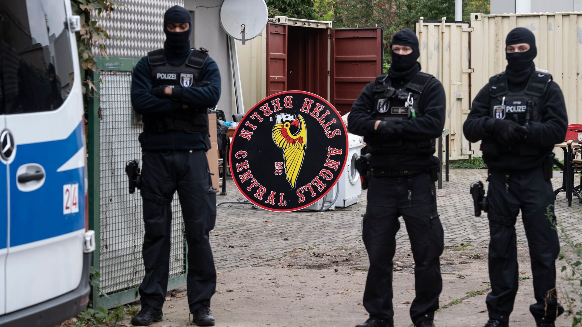 Polizeibeamte stehen vor dem Gelände der Rockergruppe "Hells Angels MC Berlin Central" in Berlin. Aufgrund krimineller Aktivitäten wurde die Gruppe von Berlins Innensenatorin verboten und aufgelöst.