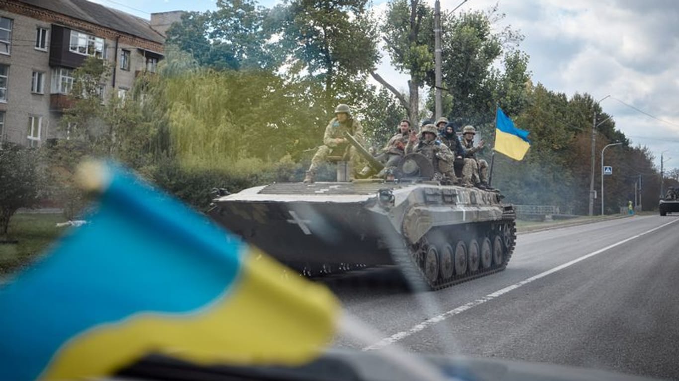 Während im Süden die Gegenoffensive kaum Fortschritte macht, konnte die ukrainische Armee im Nordosten weitere Ortschaften befreien.
