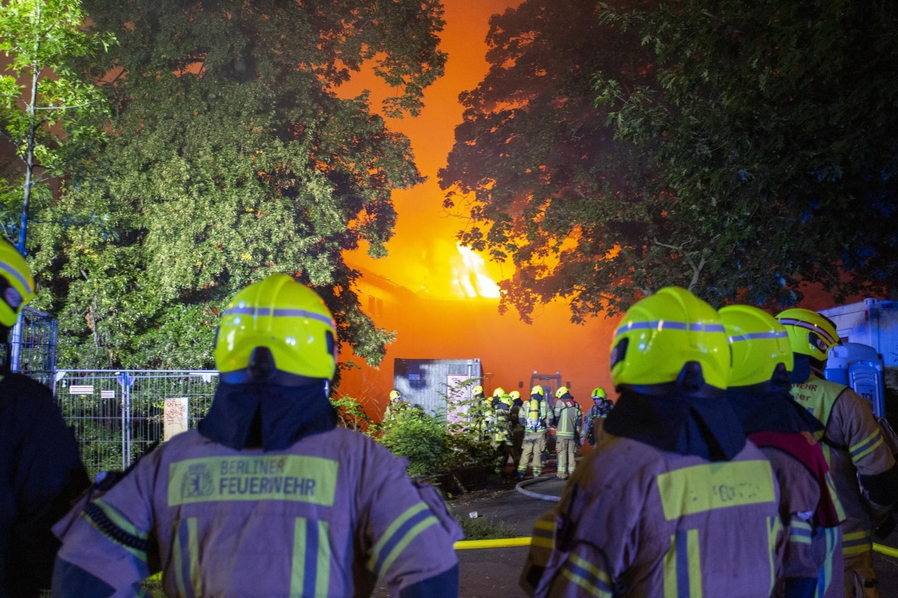 Einsatzkräfte der Feuerwehr Berlin vor den Flammen: der Rauch war kilometerweit zu riechen.