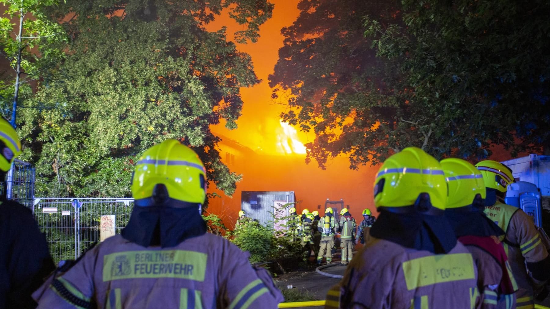 Einsatzkräfte der Feuerwehr Berlin vor den Flammen: der Rauch war kilometerweit zu riechen.