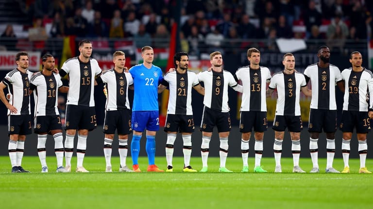 Das DFB-Team Arm in Arm: Vor dem Spiel gegen Ungarn hatte die Mannschaft Uwe Seeler gedacht.