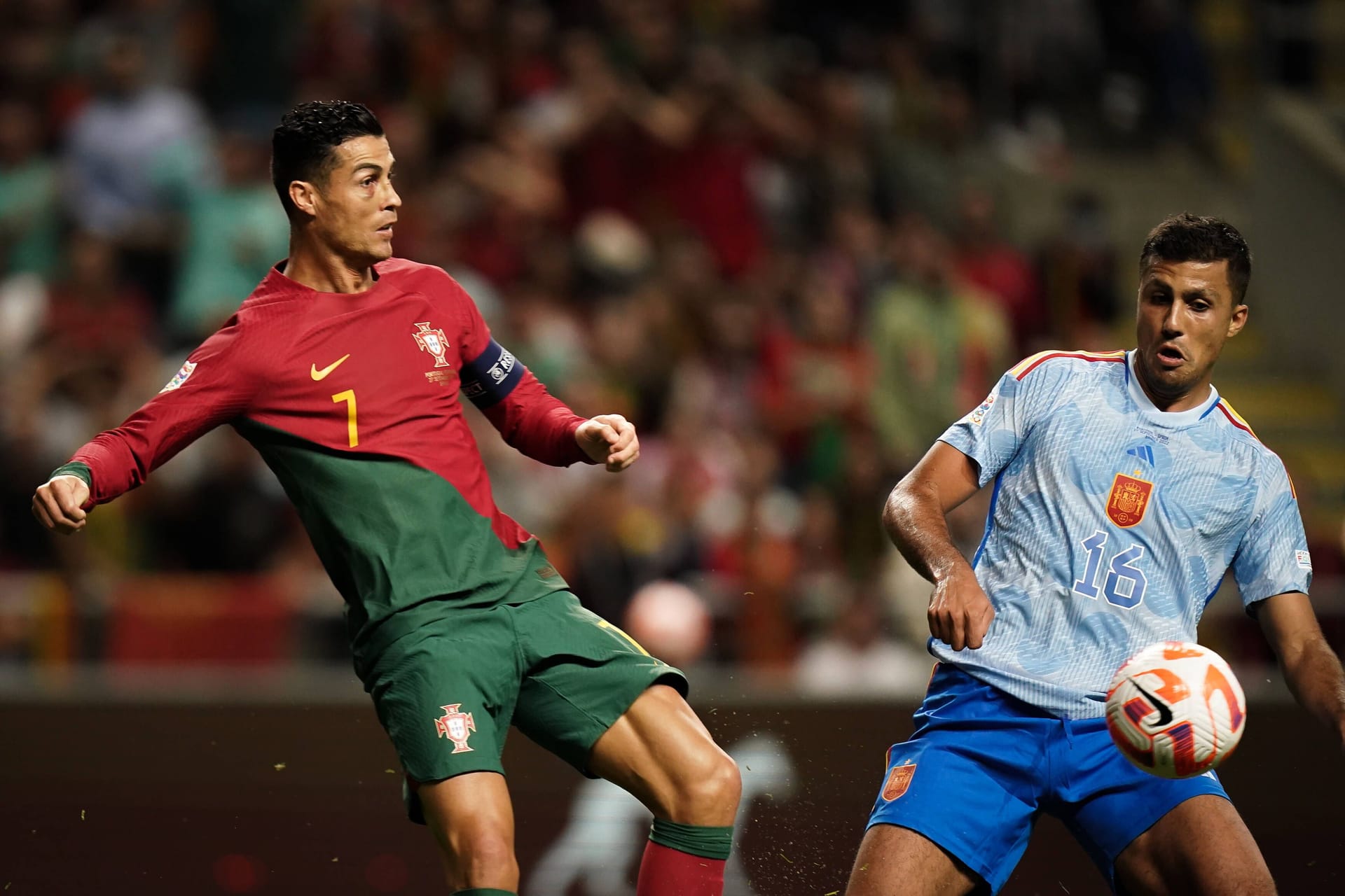 Cristiano Ronaldo (l.) im Duell mit Rodri: Das Duell zwischen Portugal und Spanien bot wenig Highlights.