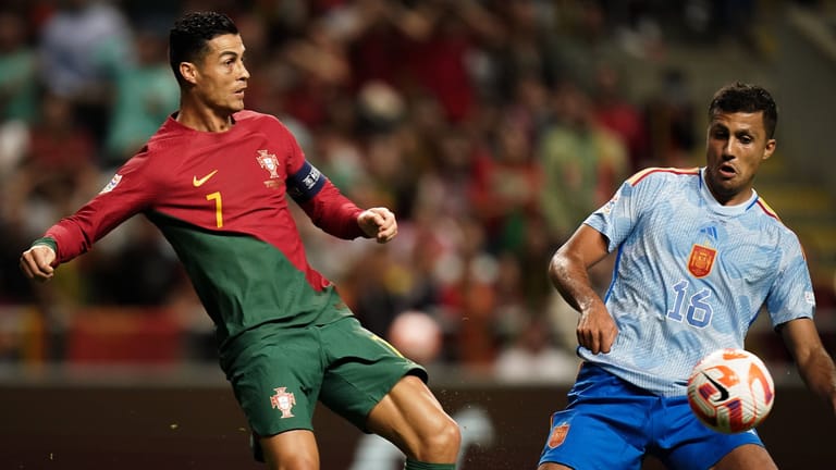 Cristiano Ronaldo (l.) im Duell mit Rodri: Das Duell zwischen Portugal und Spanien bot wenig Highlights.