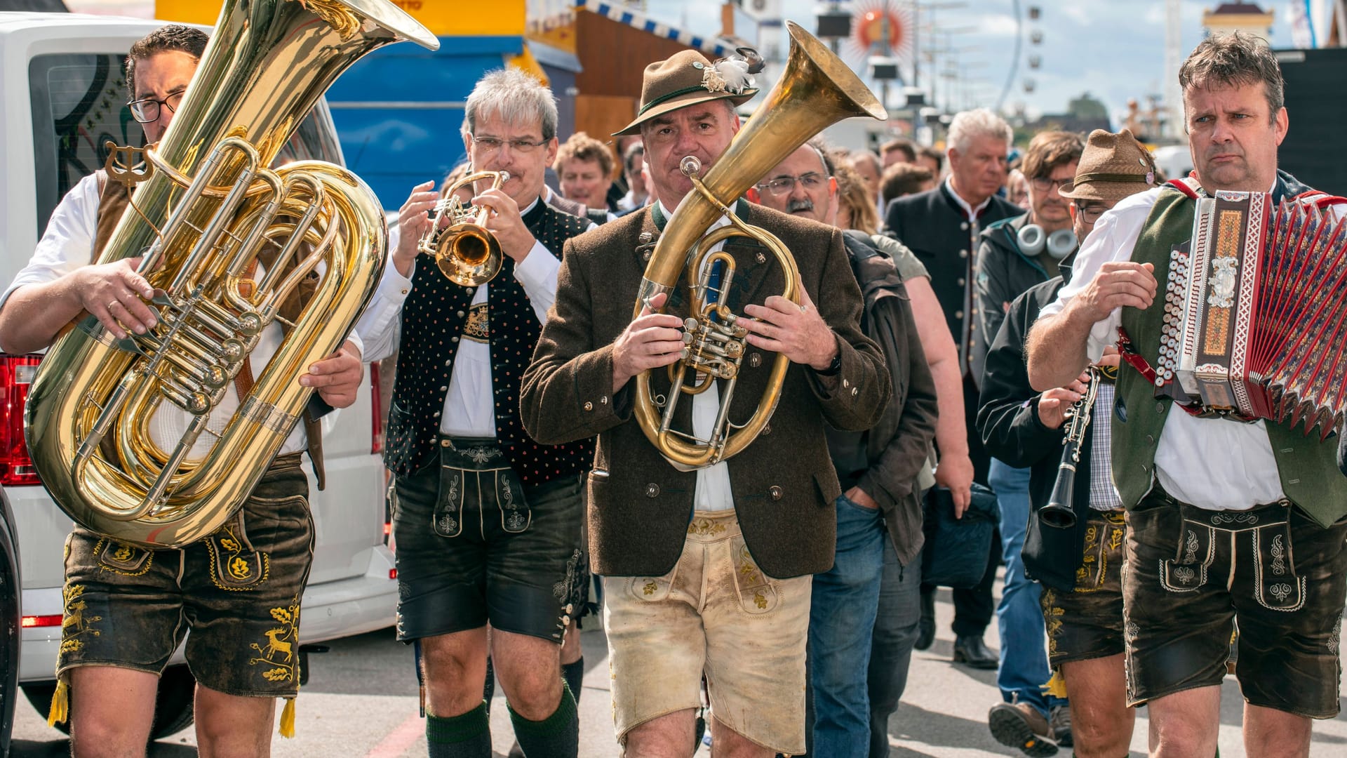 Bayerische Blaskapelle auf dem Oktoberfest (Symbolfoto): Einer Truppe schlägt im Netz wüste Kritik entgegen.