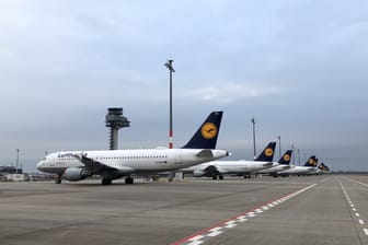 Lufthansa-Maschinen am Flughafen BER (Archivbild): Auch der Berliner Flughafen ist vom Streik betroffen.