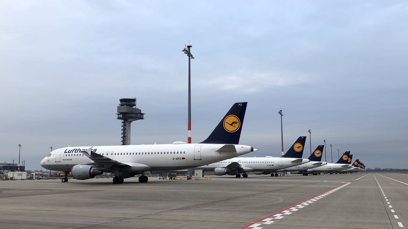 Lufthansa-Maschinen am Flughafen BER (Archivbild): Auch der Berliner Flughafen ist vom Streik betroffen.