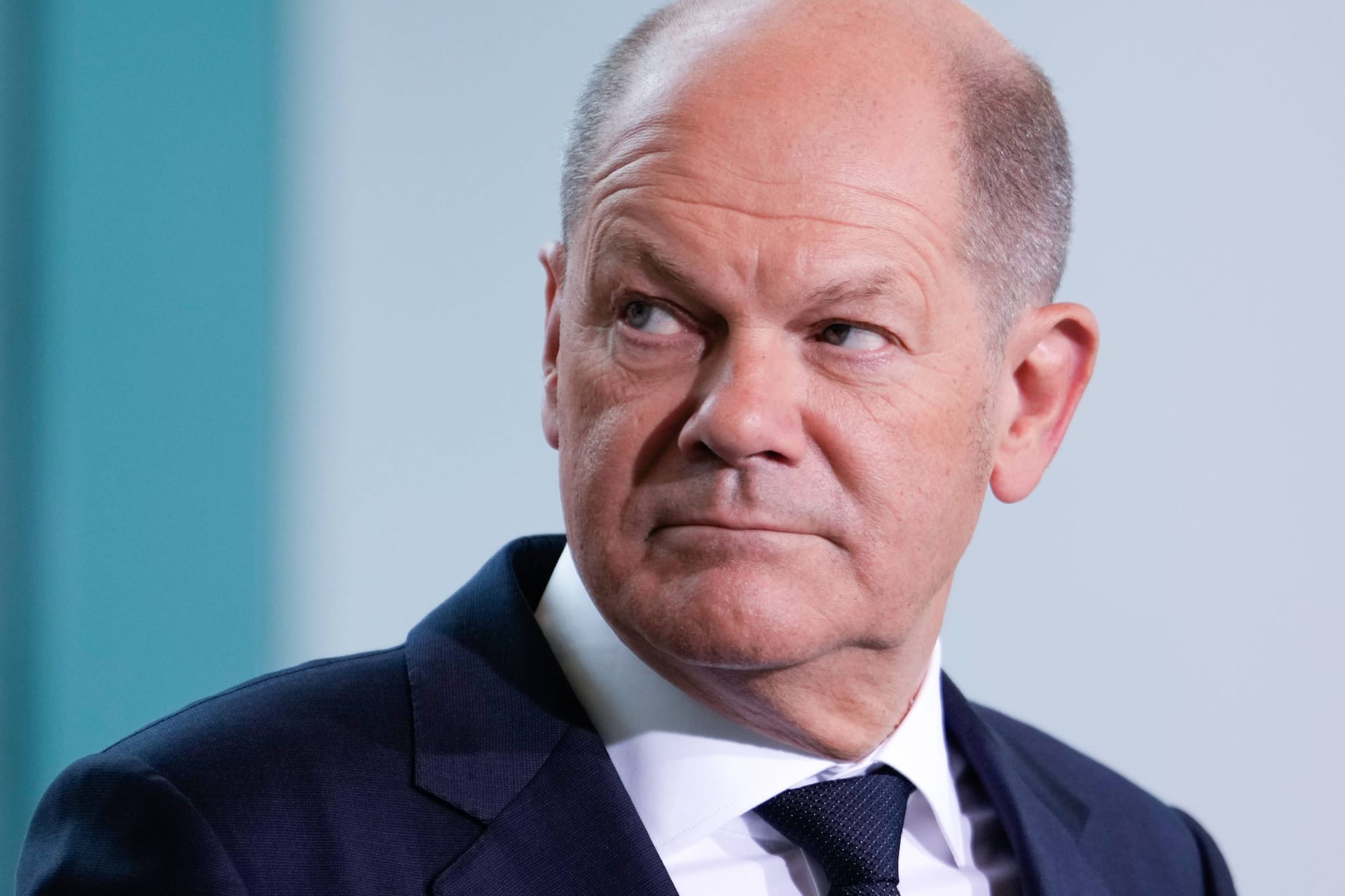 Olaf Scholz: Die Journalistin Julie Kurz vermutet hinter seiner Kommunikation eine Strategie.