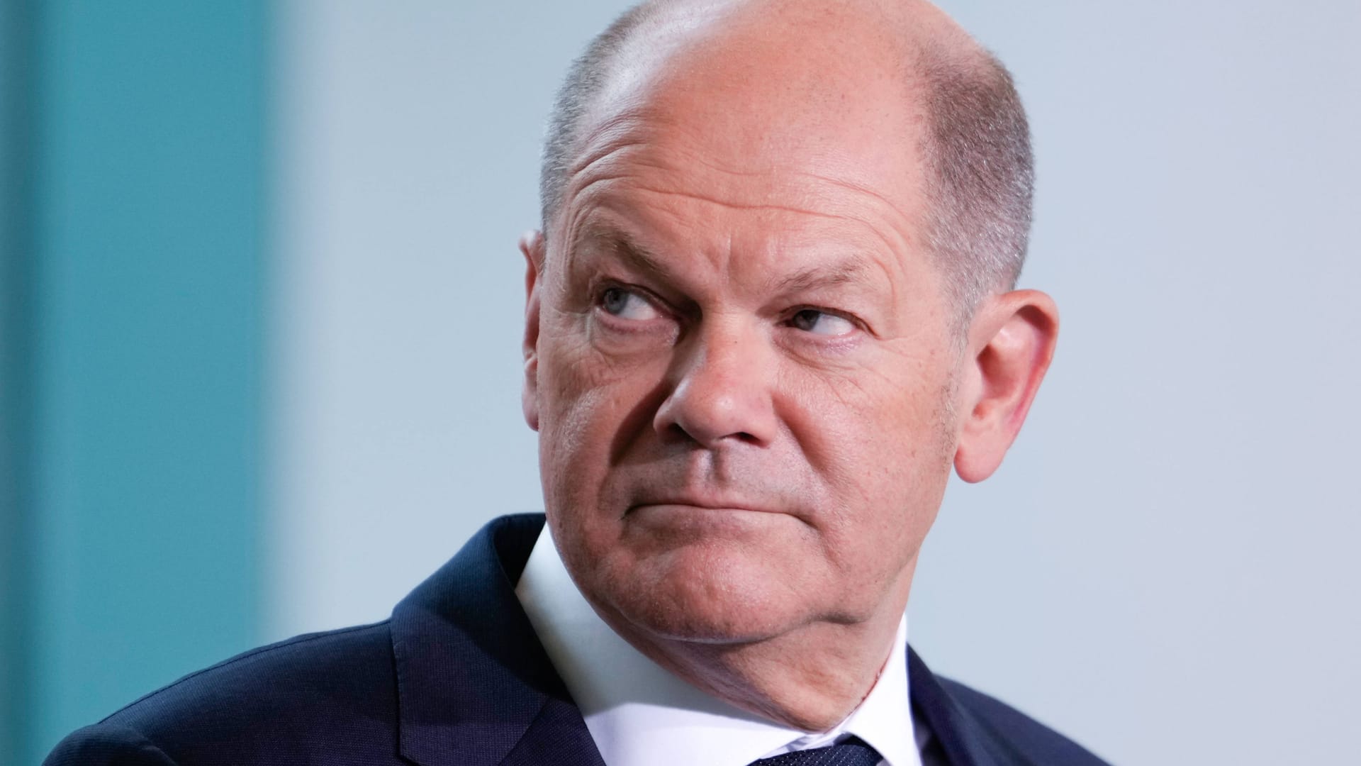 Olaf Scholz: Die Journalistin Julie Kurz vermutet hinter seiner Kommunikation eine Strategie.