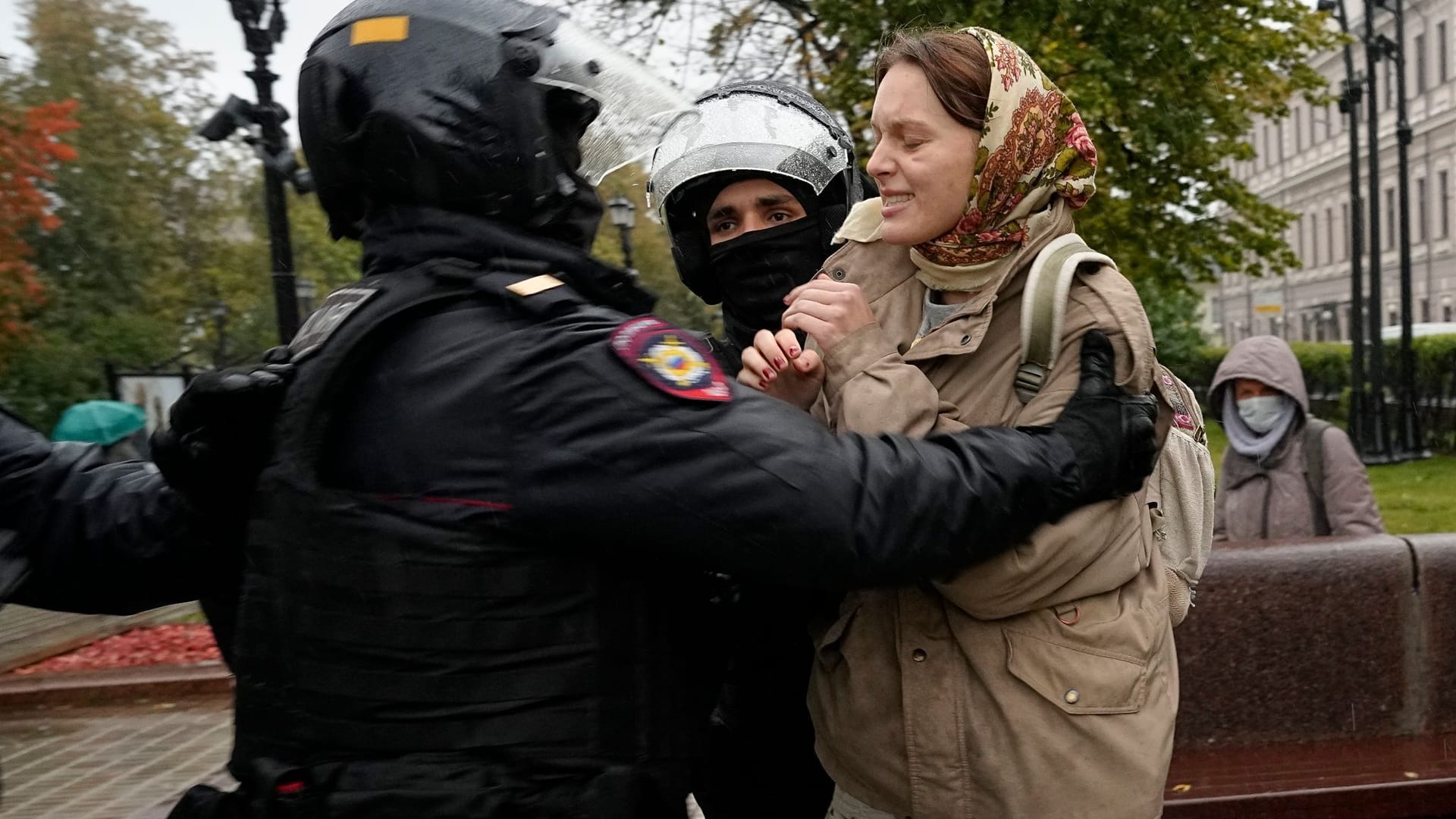 Bei einem Protest gegen die Teilmobilisierung in Moskau halten Polizisten eine Frau fest: Sogar mit Warnschüssen wird offenbar gegen die Demonstranten vorgegangen.